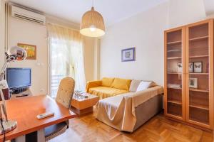 Televízia a/alebo spoločenská miestnosť v ubytovaní Athens Strawberry Hideaway - City Chic Retreat