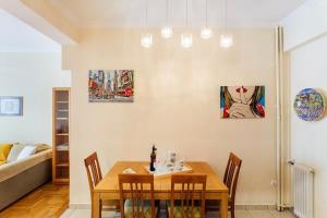 Posteľ alebo postele v izbe v ubytovaní Athens Strawberry Hideaway - City Chic Retreat