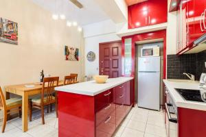 Kuchyňa alebo kuchynka v ubytovaní Athens Strawberry Hideaway - City Chic Retreat