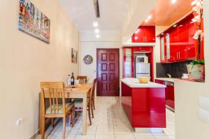 Kuchyňa alebo kuchynka v ubytovaní Athens Strawberry Hideaway - City Chic Retreat