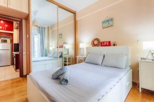 Posteľ alebo postele v izbe v ubytovaní Athens Strawberry Hideaway - City Chic Retreat