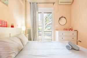 Posteľ alebo postele v izbe v ubytovaní Athens Strawberry Hideaway - City Chic Retreat