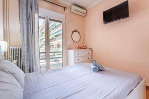 Posteľ alebo postele v izbe v ubytovaní Athens Strawberry Hideaway - City Chic Retreat