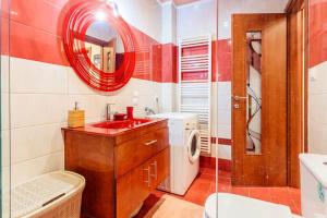 Kúpeľňa v ubytovaní Athens Strawberry Hideaway - City Chic Retreat