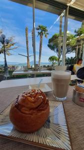 un beignet posé sur une table avec vue sur l'océan dans l'établissement Villa Lago 5, à Sirmione
