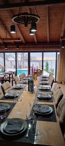 un lungo tavolo con piatti e bicchieri da vino di Villa Granda a Visočane