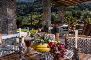 Chania Secluded Gem - Kallithea Private Pool Villa في Pemónia: طاولة خشبية عليها صحن فاكهة