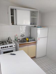 Kuchyňa alebo kuchynka v ubytovaní Apartment Bugenvila + 28 fotografií