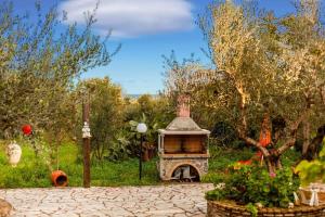 a garden with a brick oven in a yard at The Fairytale House Seaside Retreat in Chrani