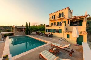 Bazén v ubytovaní Porto Cheli Panoramic Poolside Getaway alebo v jeho blízkosti