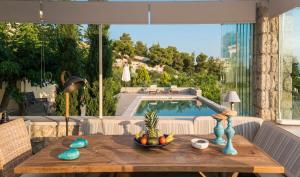 Bazén v ubytovaní Porto Cheli Panoramic Poolside Getaway alebo v jeho blízkosti