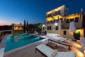 Bazén v ubytovaní Porto Cheli Panoramic Poolside Getaway alebo v jeho blízkosti