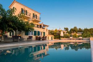 Bazén v ubytovaní Porto Cheli Panoramic Poolside Getaway alebo v jeho blízkosti