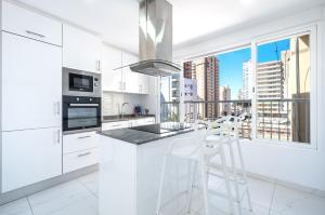 A kitchen or kitchenette at Penthouse Ancla 561 Levante Beach