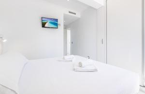 A bed or beds in a room at Penthouse Ancla 561 Levante Beach