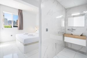 A bed or beds in a room at Penthouse Ancla 561 Levante Beach