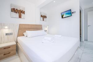 A bed or beds in a room at Penthouse Ancla 561 Levante Beach