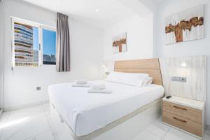 A bed or beds in a room at Penthouse Ancla 561 Levante Beach