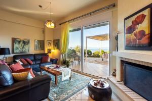 Posezení v ubytování Verga Sunset Gem - Ilia Seaview Private Retreat