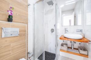 A bathroom at Penthouse Ancla 561 Levante Beach