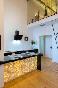 Kuchyňa alebo kuchynka v ubytovaní Aigli Seafront Loft-Luxury Design Retreat