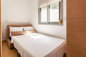 A bed or beds in a room at Aigli Luxury Villa - Seaview Panoramic Retreat