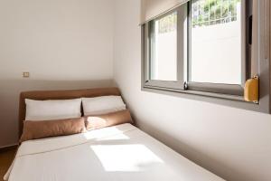 A bed or beds in a room at Aigli Luxury Villa - Seaview Panoramic Retreat