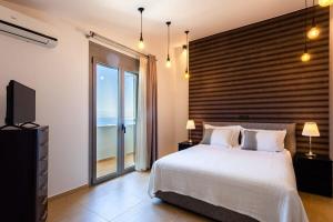 A bed or beds in a room at Aigli Luxury Villa - Seaview Panoramic Retreat
