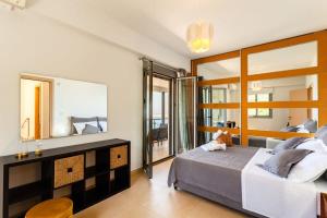 A bed or beds in a room at Aigli Luxury Villa - Seaview Panoramic Retreat