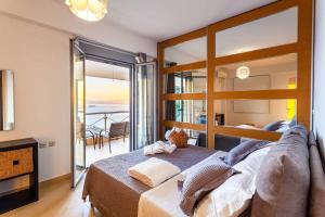 A bed or beds in a room at Aigli Luxury Villa - Seaview Panoramic Retreat Még 37 kép