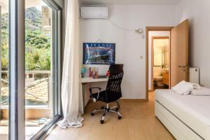A bed or beds in a room at Aigli Luxury Villa - Seaview Panoramic Retreat