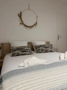 ein Schlafzimmer mit einem Bett und einem Spiegel darauf in der Unterkunft La Tournelle in Langres
