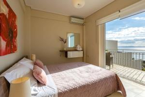 1 dormitorio con cama y vistas al océano en Aigli Summer Getaway - Seaview Lux Retreat, en Verga Kalamata