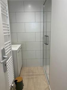 eine Dusche mit Glastür im Bad in der Unterkunft La Tournelle in Langres