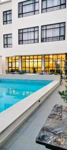 una piscina frente a un edificio en Hotel Gulmohar, en Bharatpur