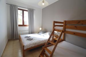 ein Schlafzimmer mit einem Etagenbett und einer Leiter in der Unterkunft Pension Terezka in Frymburk