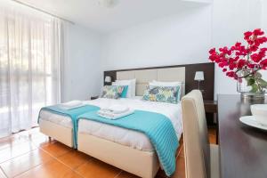 Posteľ alebo postele v izbe v ubytovaní Sparkling Sani Getaway - Nefeli's Summer Paradise