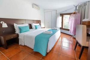 Posteľ alebo postele v izbe v ubytovaní Sparkling Sani Getaway - Nefeli's Summer Paradise