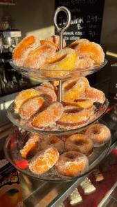 dois níveis de donuts em exposição numa padaria em Gryts Skägårdscafe & Restaurang em Gryt