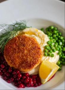 a plate of food with eggs and peas and a lemon at Gryts Skägårdscafe & Restaurang in Gryt