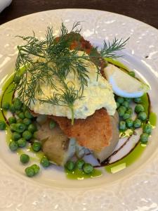 a plate of food with an egg and peas at Gryts Skägårdscafe & Restaurang in Gryt