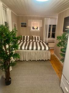1 dormitorio con 1 cama grande en una habitación en Gryts Skägårdscafe & Restaurang, en Gryt
