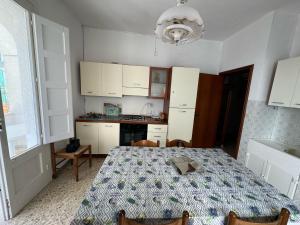 - une cuisine avec une table à manger, une table et des chaises dans l'établissement Dimora storica fronte mare con terrazzo privato, à Torre Canne 15 autres photos