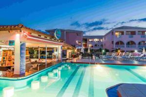 Bazén v ubytování Savvas Hotel nebo v jeho okolí
