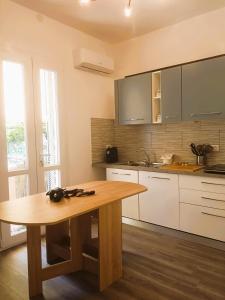 uma cozinha com uma mesa de madeira num quarto em Rachele Guest House La Spezia em La Spezia