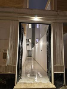 eine offene Tür zu einem Flur in einem Gebäude in der Unterkunft سويت انيق بقفل ذكي بحي العقيق in Riad