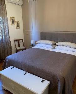 1 dormitorio con 2 camas y 1 silla en Residenza Sandrini, en Gambassi Terme