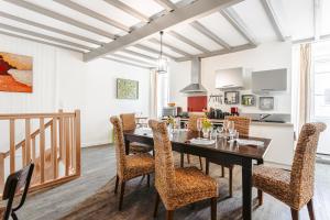 kuchnia i jadalnia ze stołem i krzesłami w obiekcie Apart Sud Vendée,zen et confort w mieście Saint-Hilaire-des-Loges