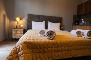 een slaapkamer met een bed met handdoeken erop bij Paralion Town Apartments in Alexandroupoli