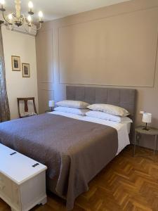 um quarto com uma cama grande e um lustre em Residenza Sandrini em Gambassi Terme